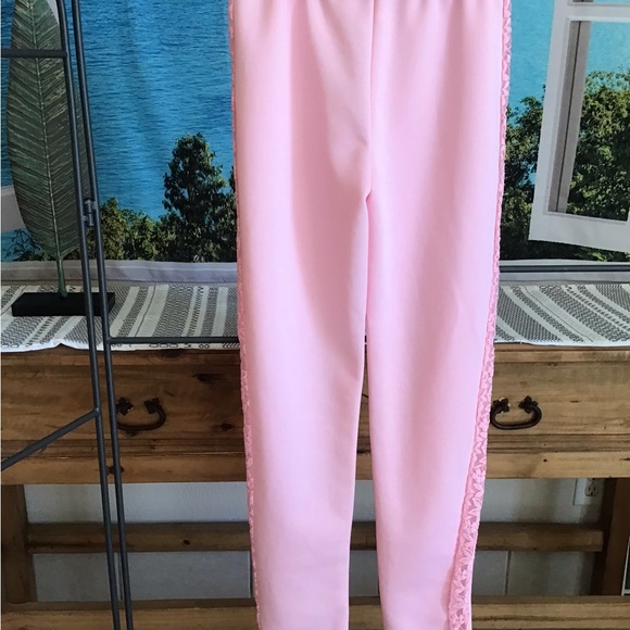 Pink pantsuit.Cold shoulder lace accent. - Picture 4 of 8